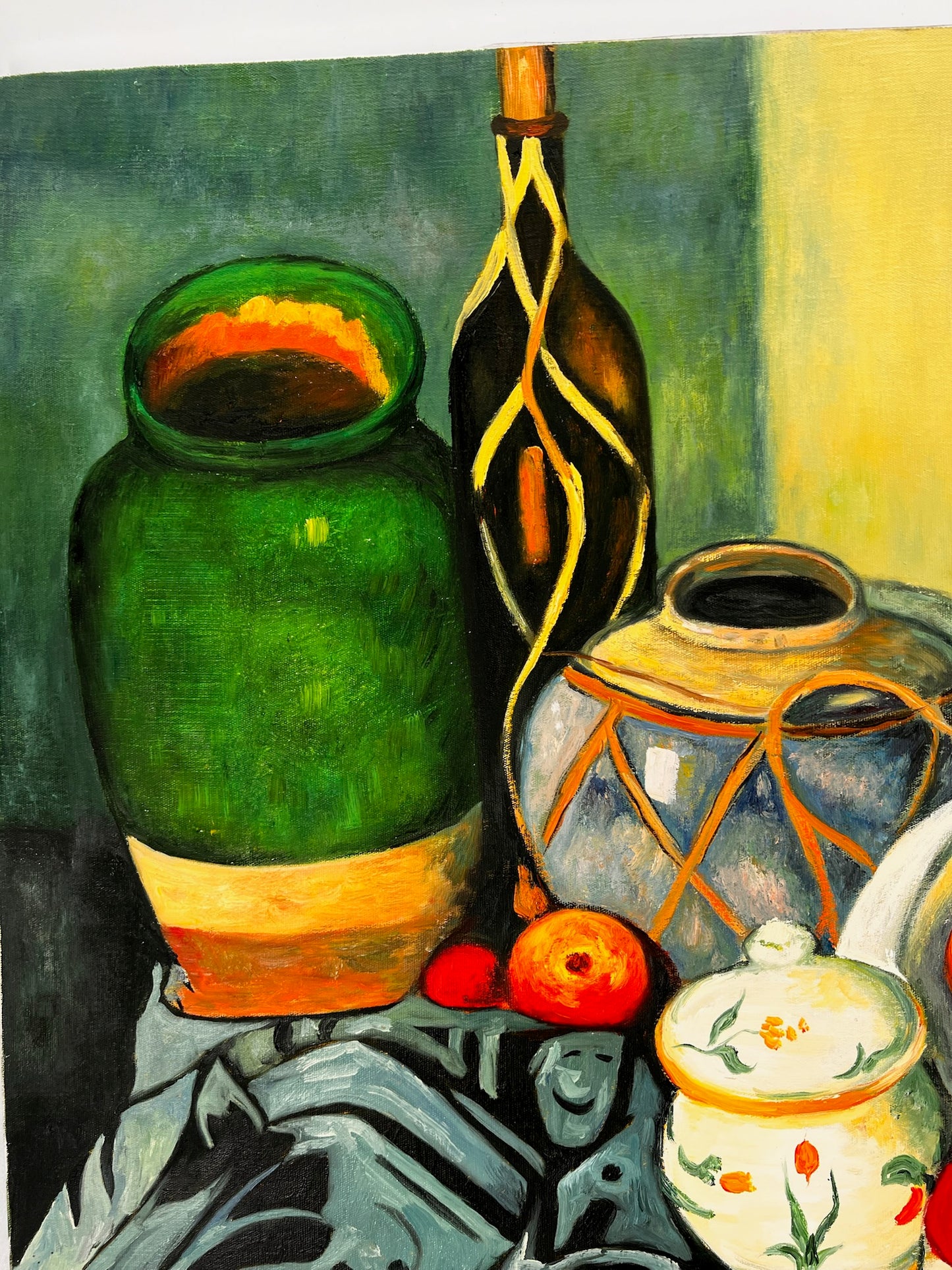 Naturaleza muerta con fruta y botella verde – Pintura al óleo postimpresionista pintada a mano sobre lienzo (64 × 80 cm)