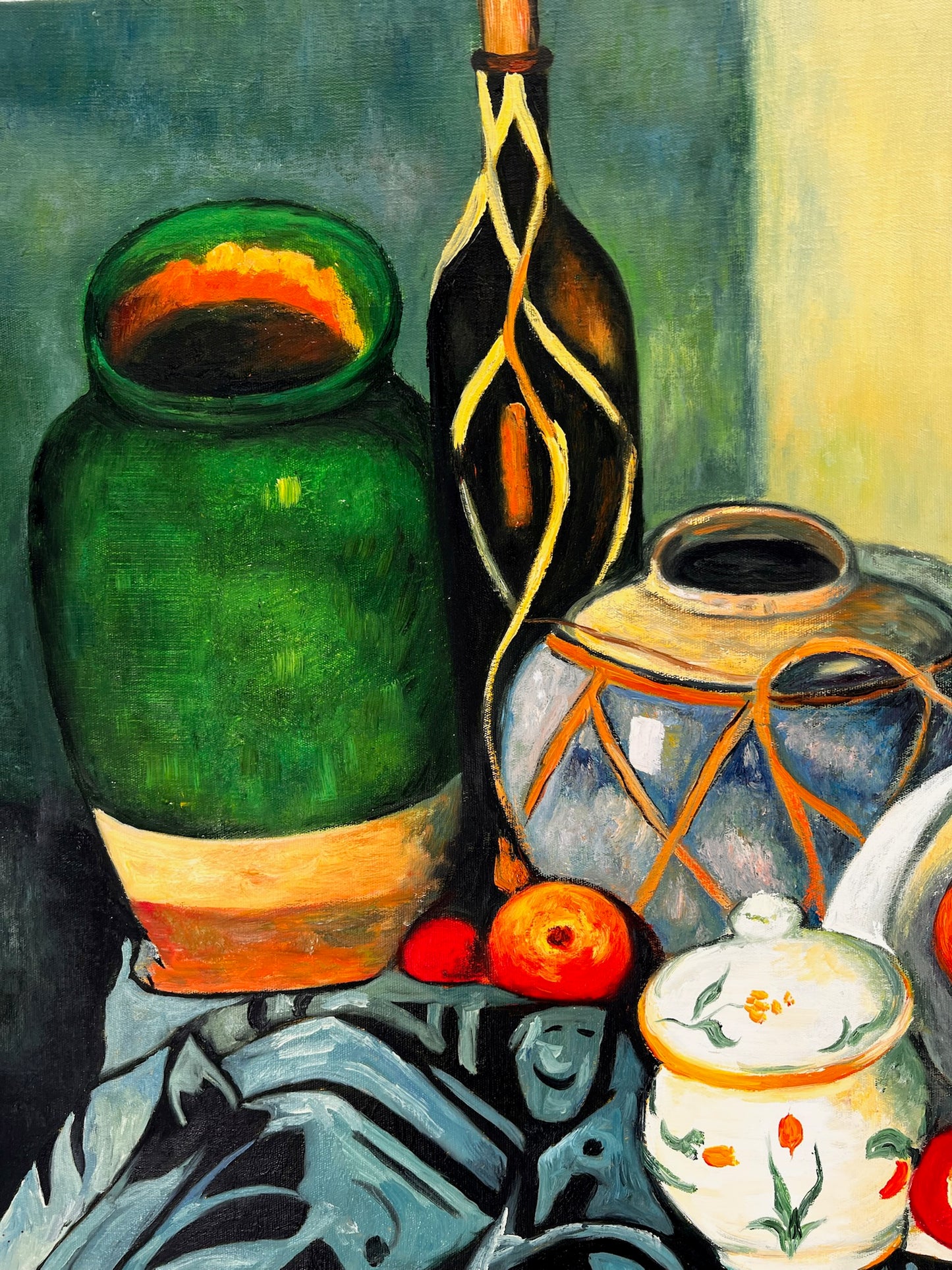 Naturaleza muerta con fruta y botella verde – Pintura al óleo postimpresionista pintada a mano sobre lienzo (64 × 80 cm)