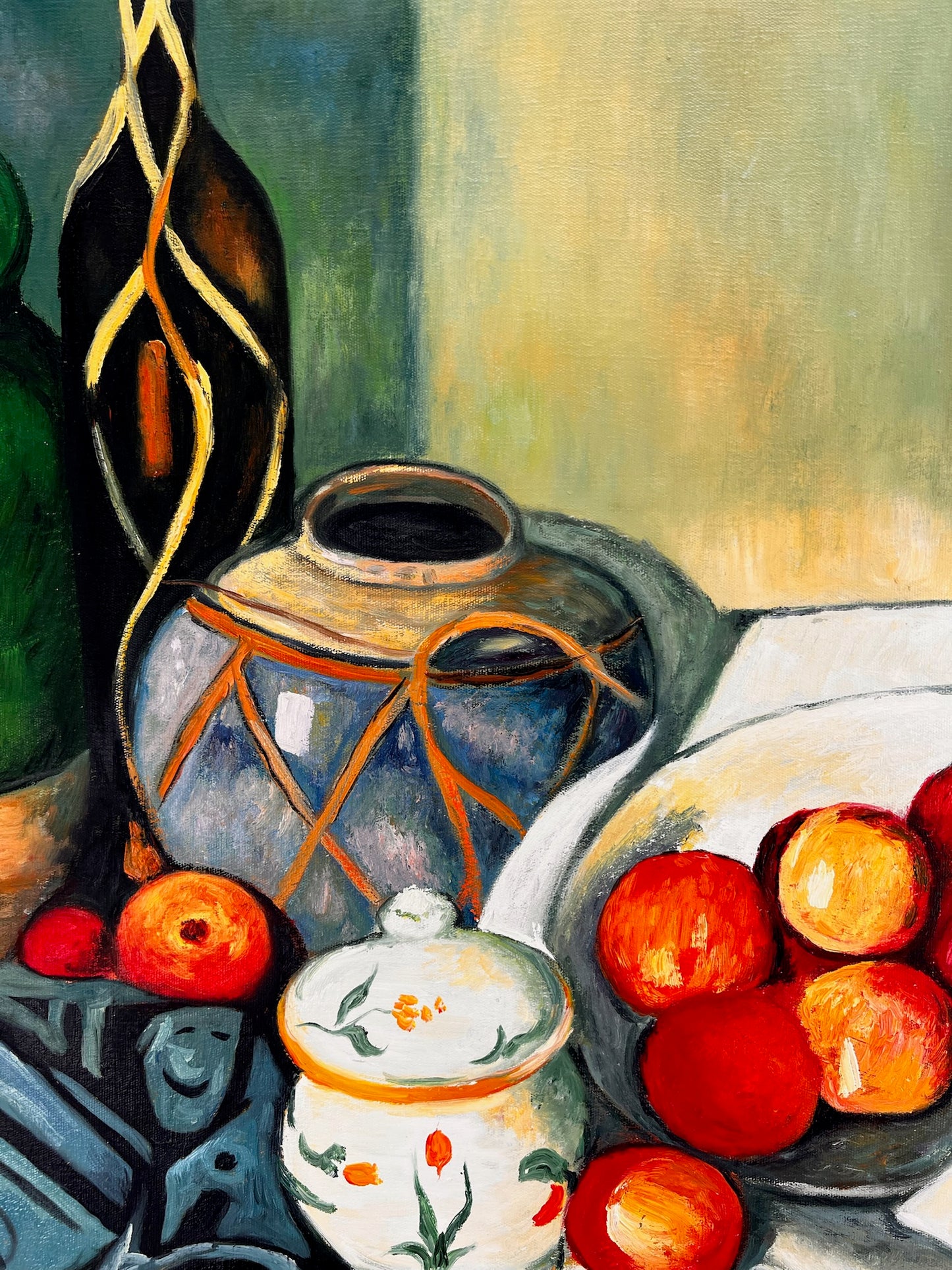 Naturaleza muerta con fruta y botella verde – Pintura al óleo postimpresionista pintada a mano sobre lienzo (64 × 80 cm)