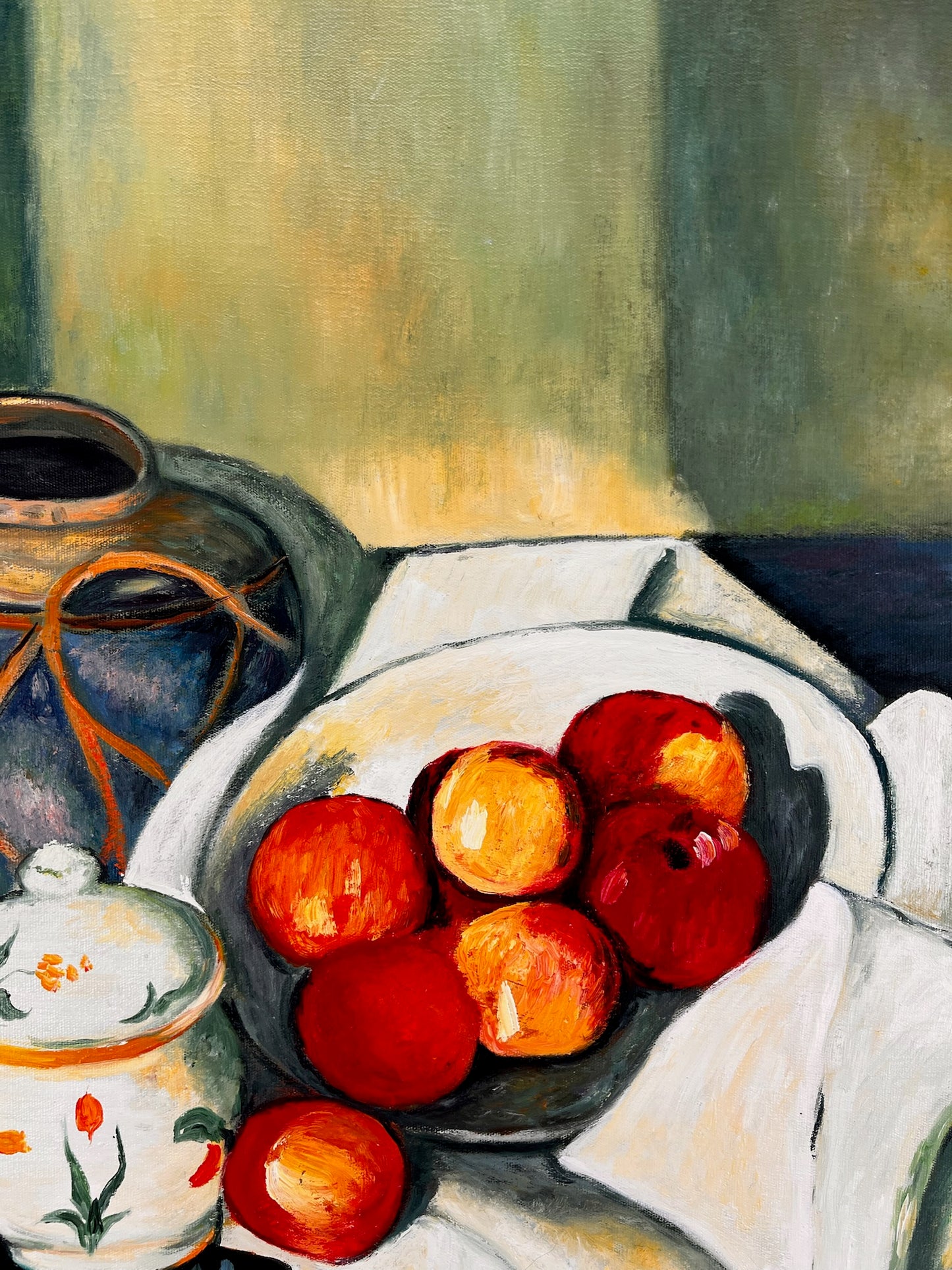 Naturaleza muerta con fruta y botella verde – Pintura al óleo postimpresionista pintada a mano sobre lienzo (64 × 80 cm)