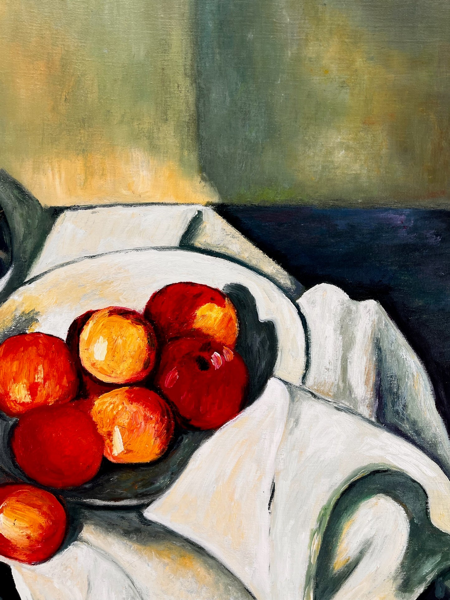 Naturaleza muerta con fruta y botella verde – Pintura al óleo postimpresionista pintada a mano sobre lienzo (64 × 80 cm)