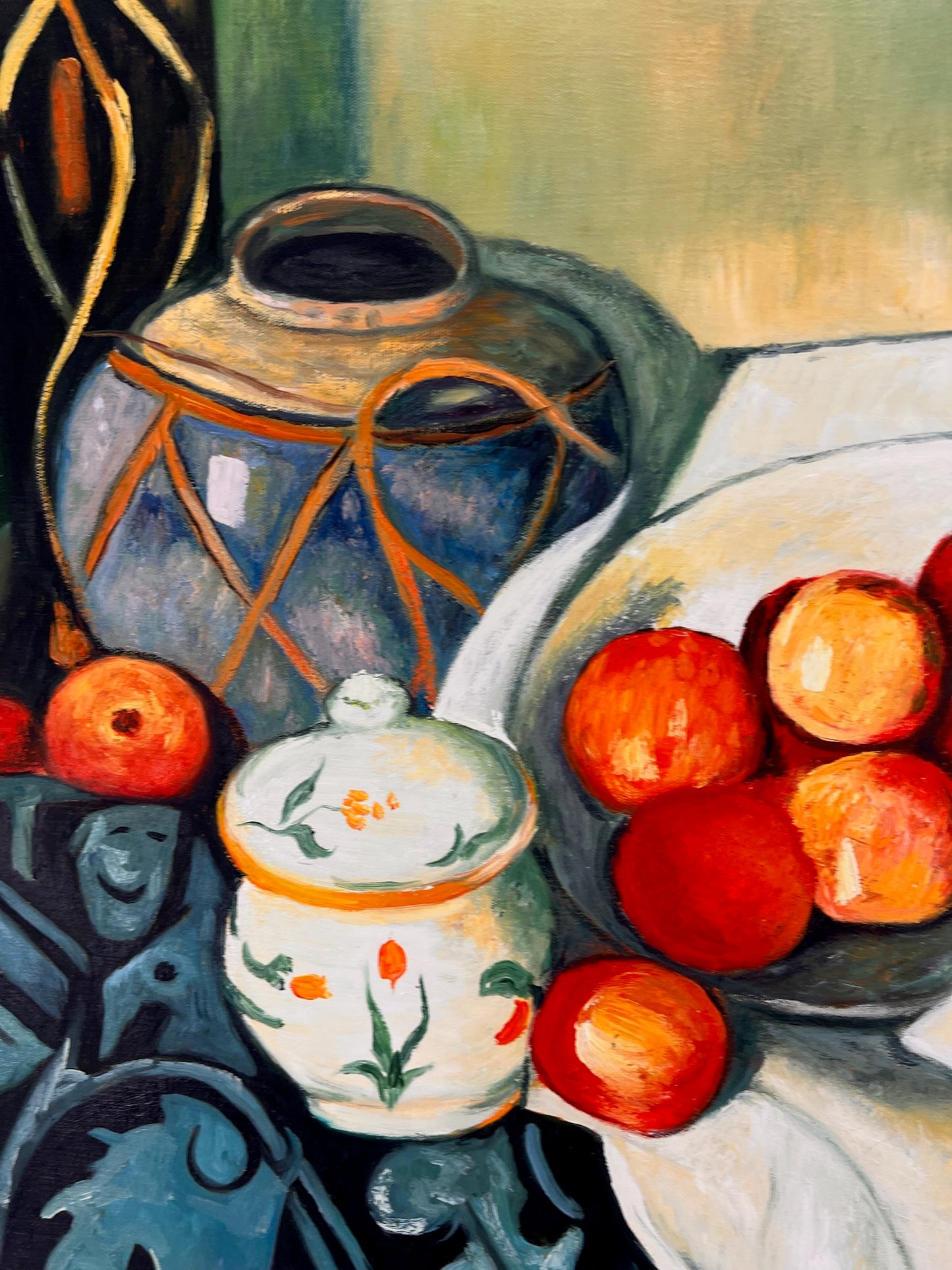 Naturaleza muerta con fruta y botella verde – Pintura al óleo postimpresionista pintada a mano sobre lienzo (64 × 80 cm)