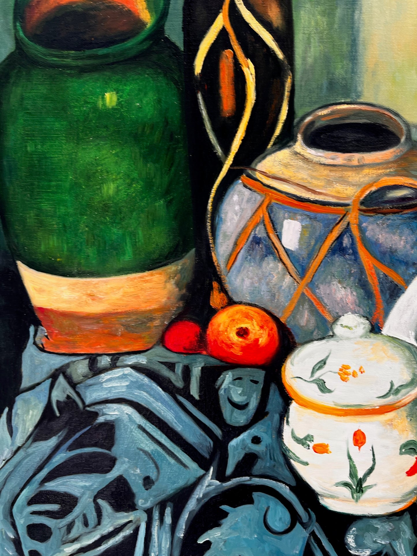 Naturaleza muerta con fruta y botella verde – Pintura al óleo postimpresionista pintada a mano sobre lienzo (64 × 80 cm)
