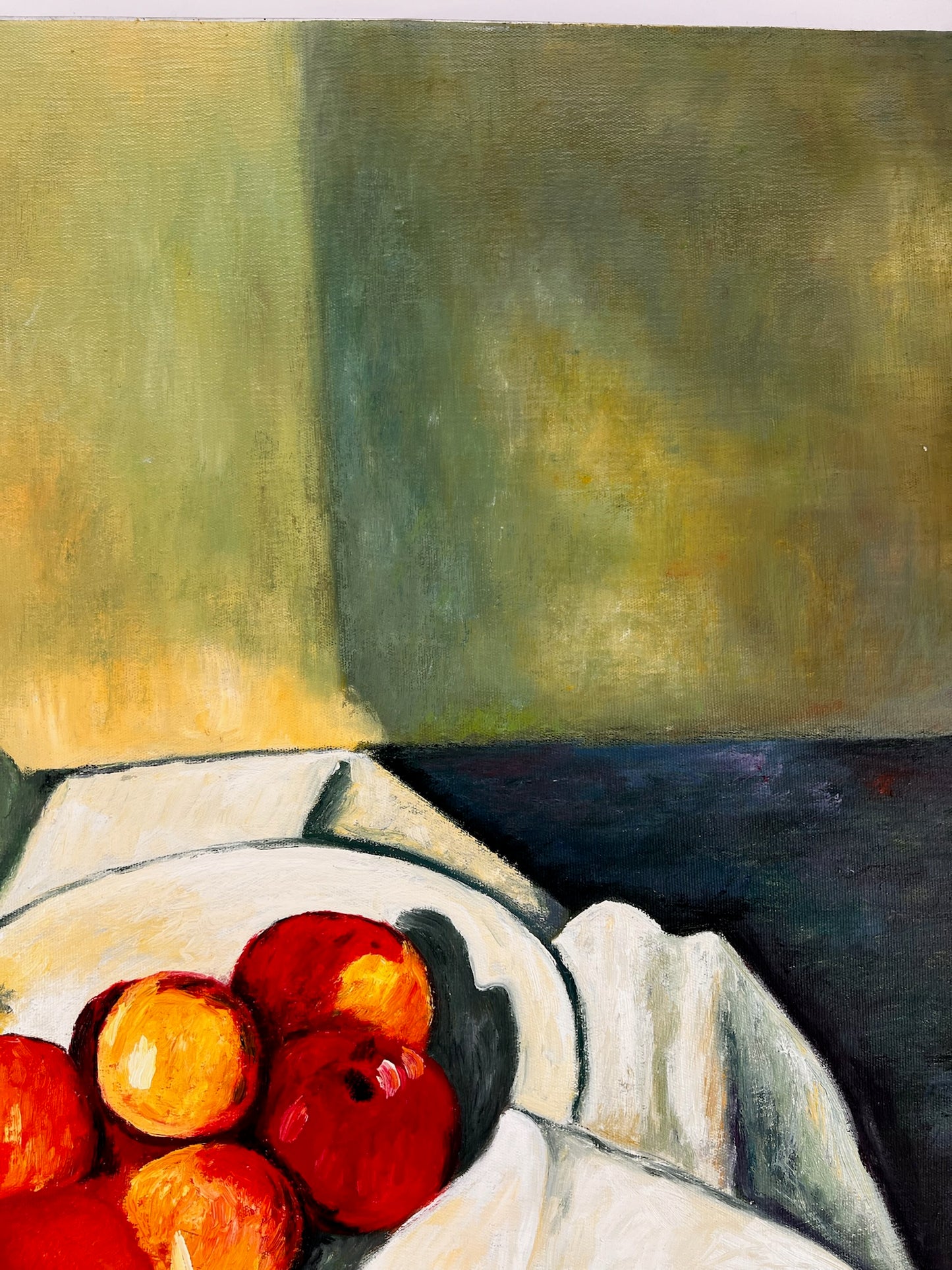 Naturaleza muerta con fruta y botella verde – Pintura al óleo postimpresionista pintada a mano sobre lienzo (64 × 80 cm)