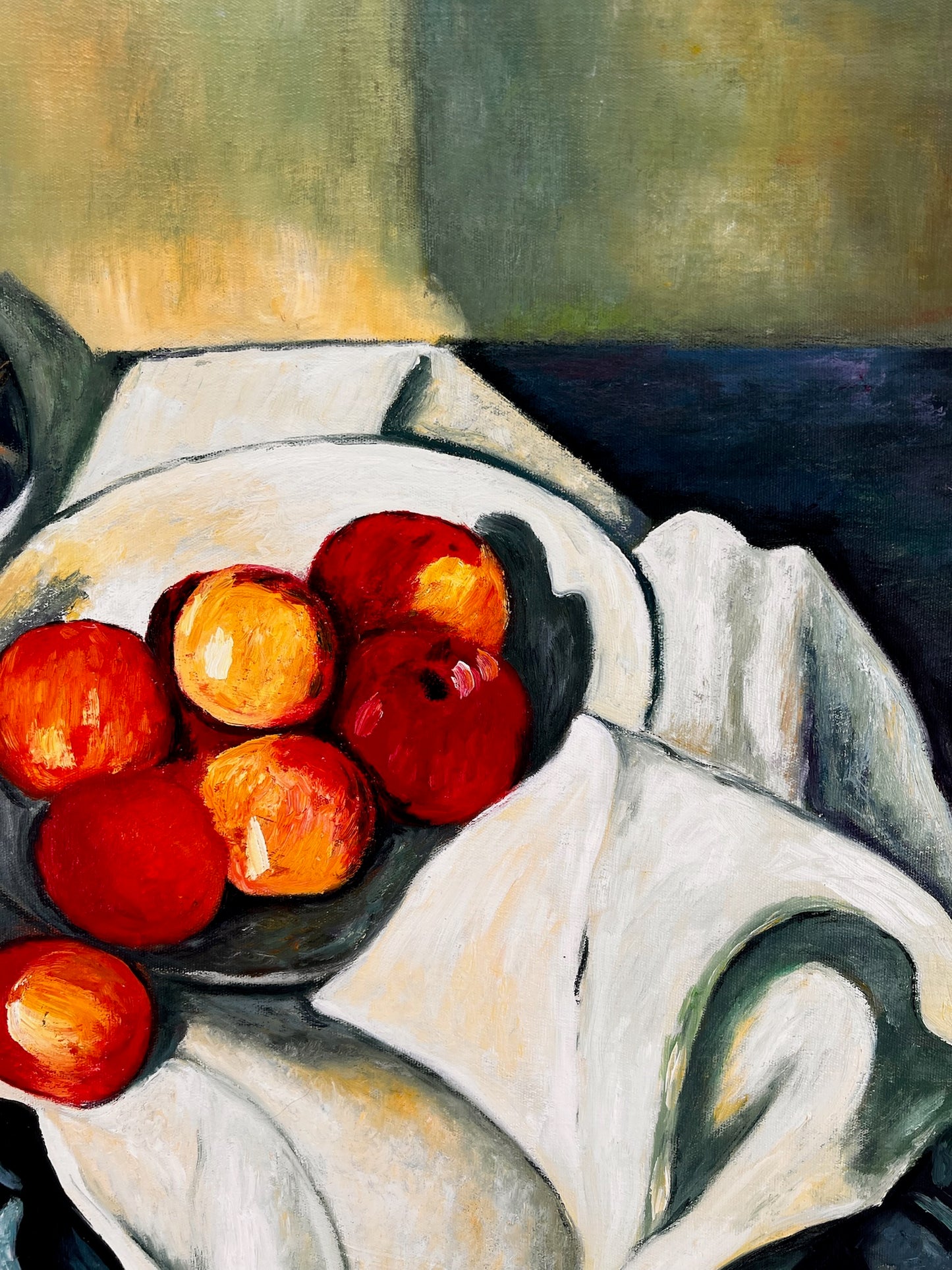 Naturaleza muerta con fruta y botella verde – Pintura al óleo postimpresionista pintada a mano sobre lienzo (64 × 80 cm)