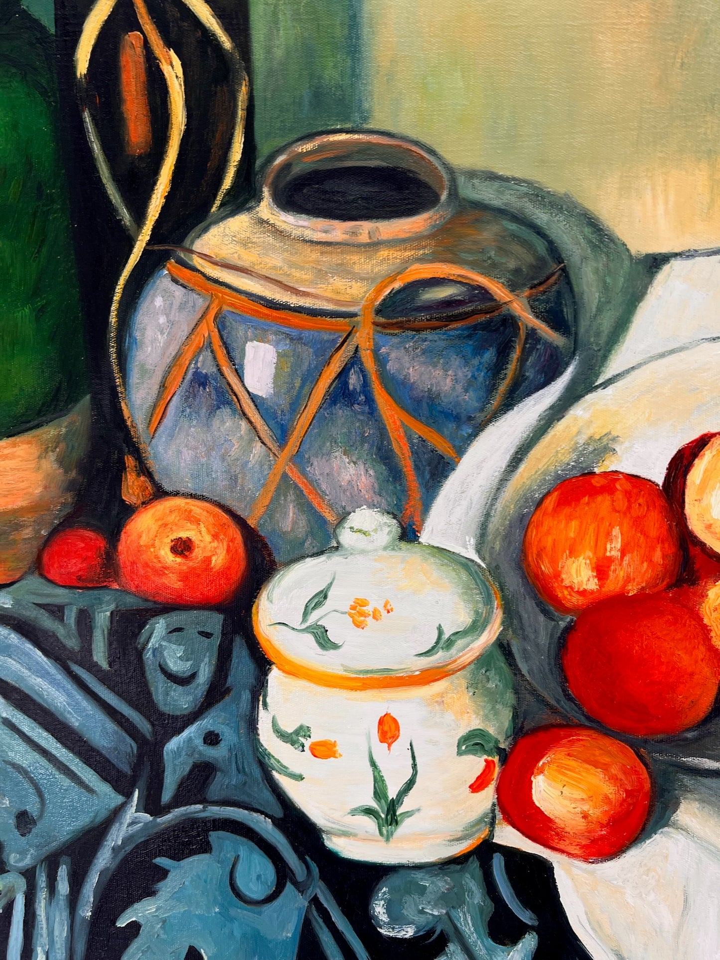 Naturaleza muerta con fruta y botella verde – Pintura al óleo postimpresionista pintada a mano sobre lienzo (64 × 80 cm)