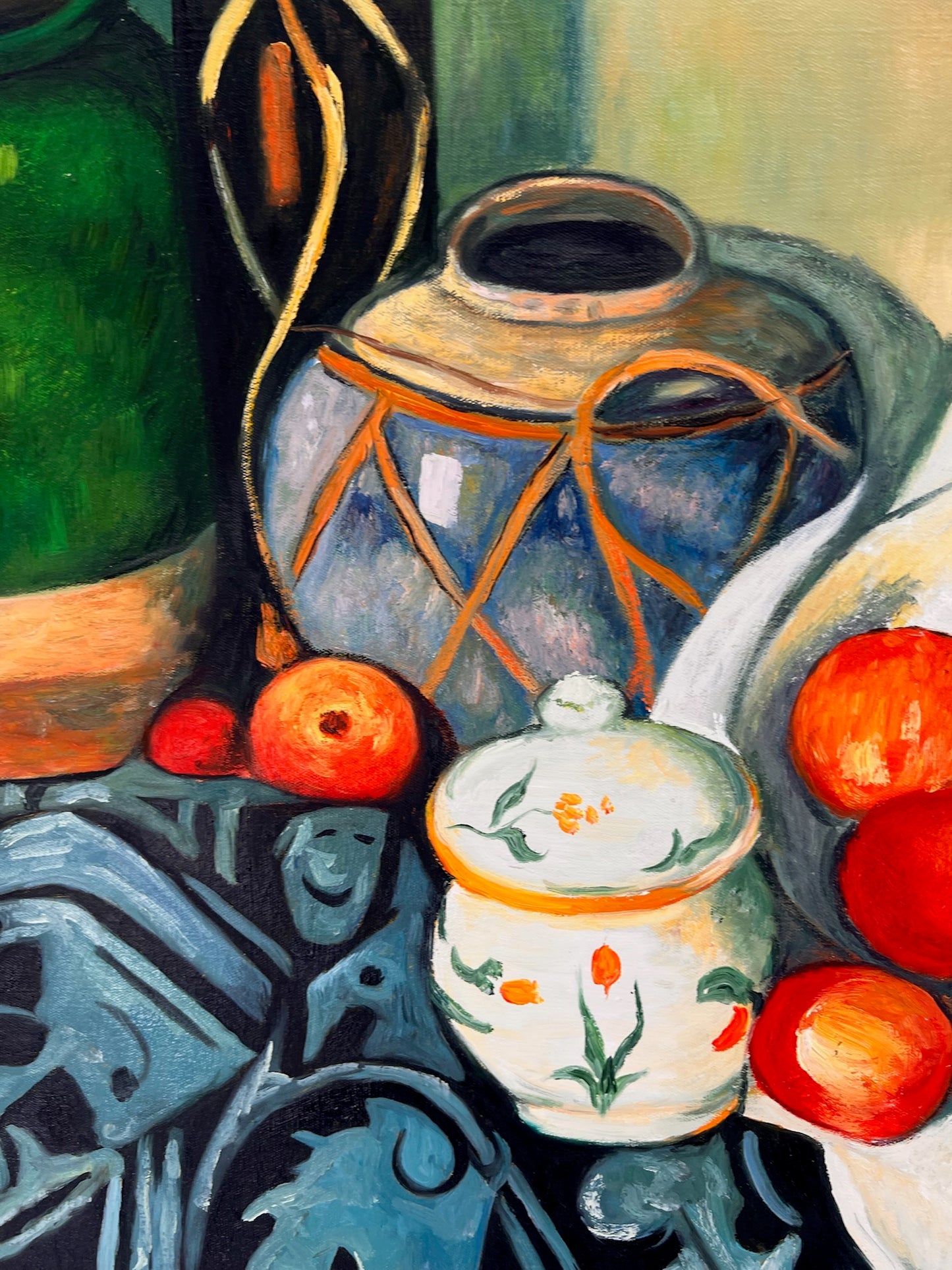 Naturaleza muerta con fruta y botella verde – Pintura al óleo postimpresionista pintada a mano sobre lienzo (64 × 80 cm)
