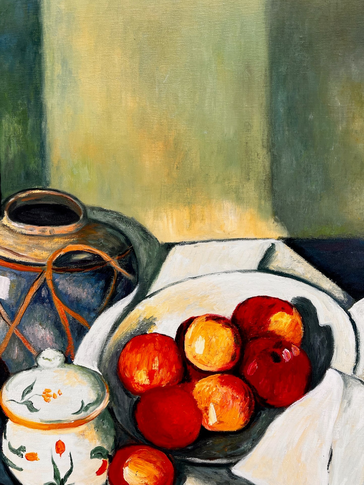 Naturaleza muerta con fruta y botella verde – Pintura al óleo postimpresionista pintada a mano sobre lienzo (64 × 80 cm)